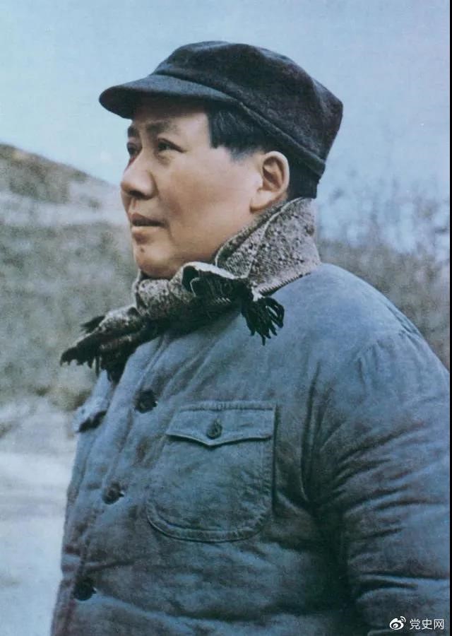 　　1947年3月18日，中共中央機關(guān)主動(dòng)撤離延安。毛澤東和周恩來(lái)、任弼時(shí)等繼續留在陜北，指揮全國人民解放戰爭。這是轉戰陜北前夕的毛澤東。